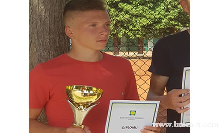 Luka Puljić prvak BiH u tenisu do 18 godina