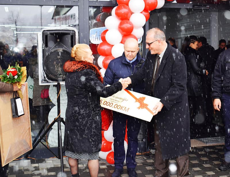 Direktorica Saima Hodžić je načelniku općine Breza uručila donaciju u iznosu od 5.000,00KM, za općinu Breza i njene građane
