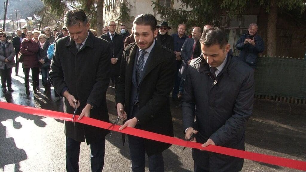 Premijer ZDK Mirnes Bašić, ministar za prostorno uređenje, promet i komunikacije i zaštitu okoline Arnel Isak i načelnik Općine Kakanj Mirnes Bajtarević