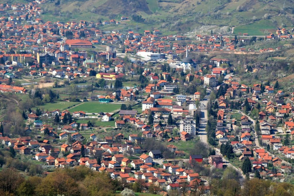 [📸 Fotografija: Pogled na centar Breze pod zlatnim krošnjama — Breza X]