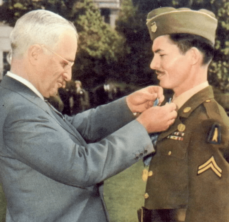Desmond Doss prima Medalju časti od predsjednika Harryja S. Trumana, oktobar 1945.Foto: Wikimedia Commons // Public Domain