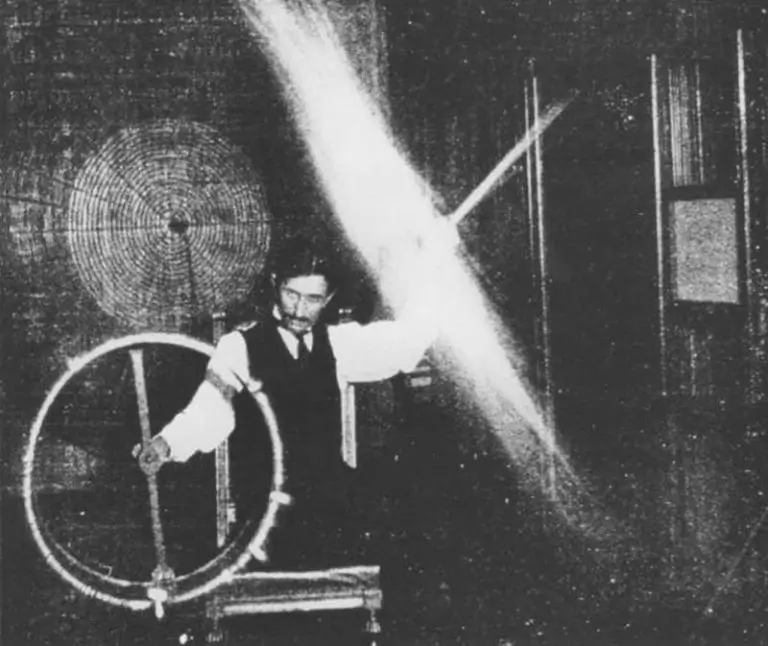 Nikola Tesla i sa njegovom opremom, 1891.Foto: Wikimedia Commons // CC BY-SA 4.0