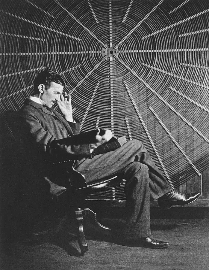 Nikola Tesla čita „Teoriju prirodne filozofije“ (R. Bošković, 1758), koja je bila uticajna, ali uveliko zastarjela u to vrijeme, 1896.Foto: Wikimedia Commons // Public Domain