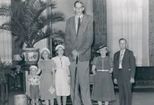 2,72 m, visok Robert Wadlow pozira za porodičnu fotografiju, 1939. Foto: Paille // CC BY-SA 2.0
