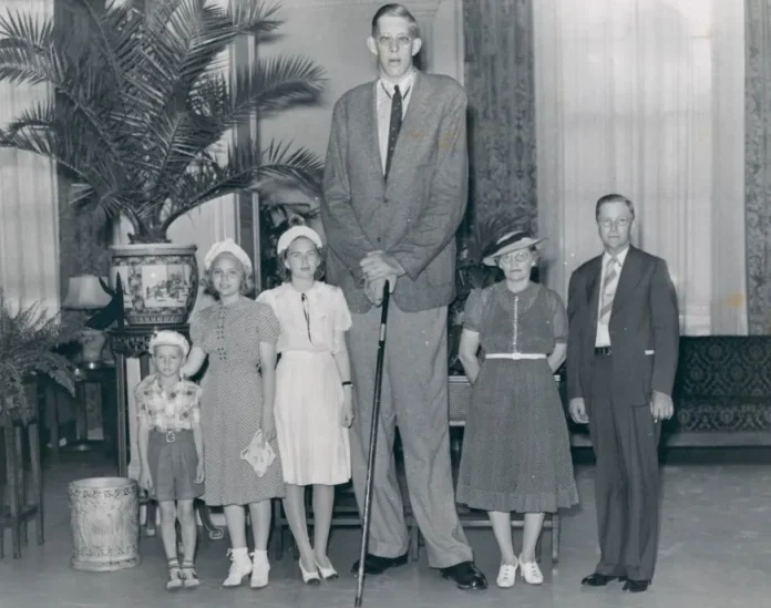 2,72 m, visok Robert Wadlow pozira za porodičnu fotografiju, 1939. Foto: Paille // CC BY-SA 2.0