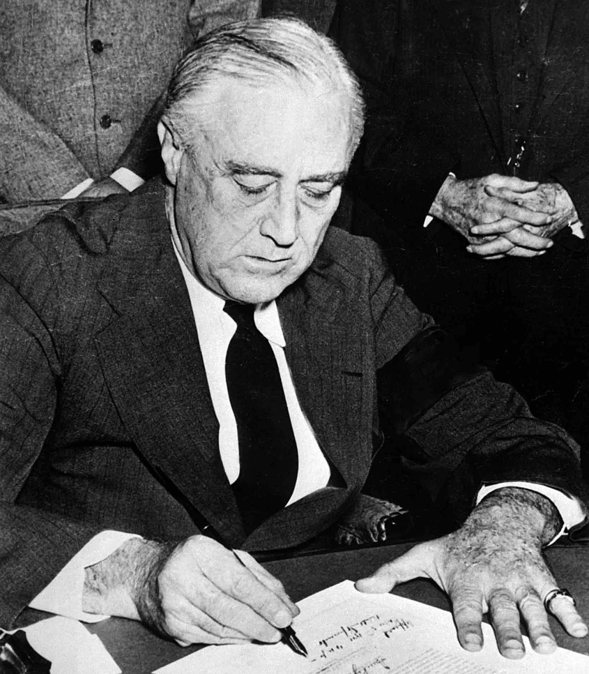 Franklin D. Roosevelt potpisuje objavu rata protiv Japana, decembar 1941.Foto: Wikimedia Commons // Public Domain