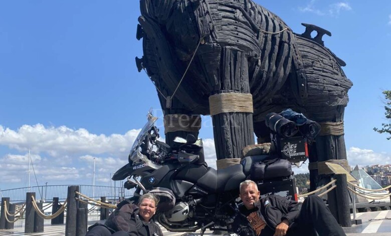 Miler i Mirzeta Lakić - Canakkale (Turska), Trojanski konj, poklon gradu od Brad Pitt-a