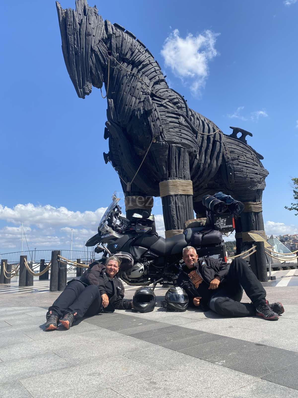 Miler i Mirzeta Lakić - Canakkale (Turska), Trojanski konj, poklon gradu od Brad Pitt-a